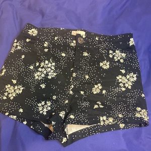 American Heritage Black with daisies shorts size 11